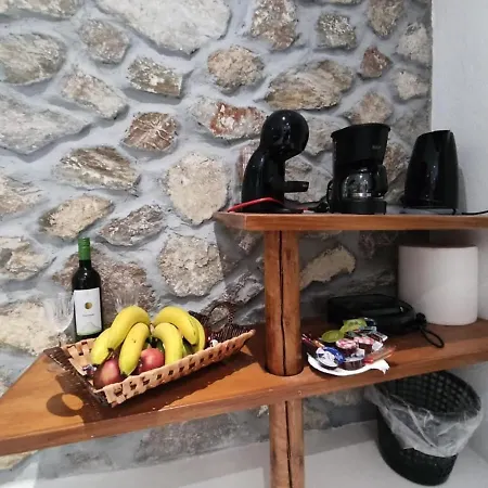 Woodstone & Santorini Apartment Pyrgos Kallistis